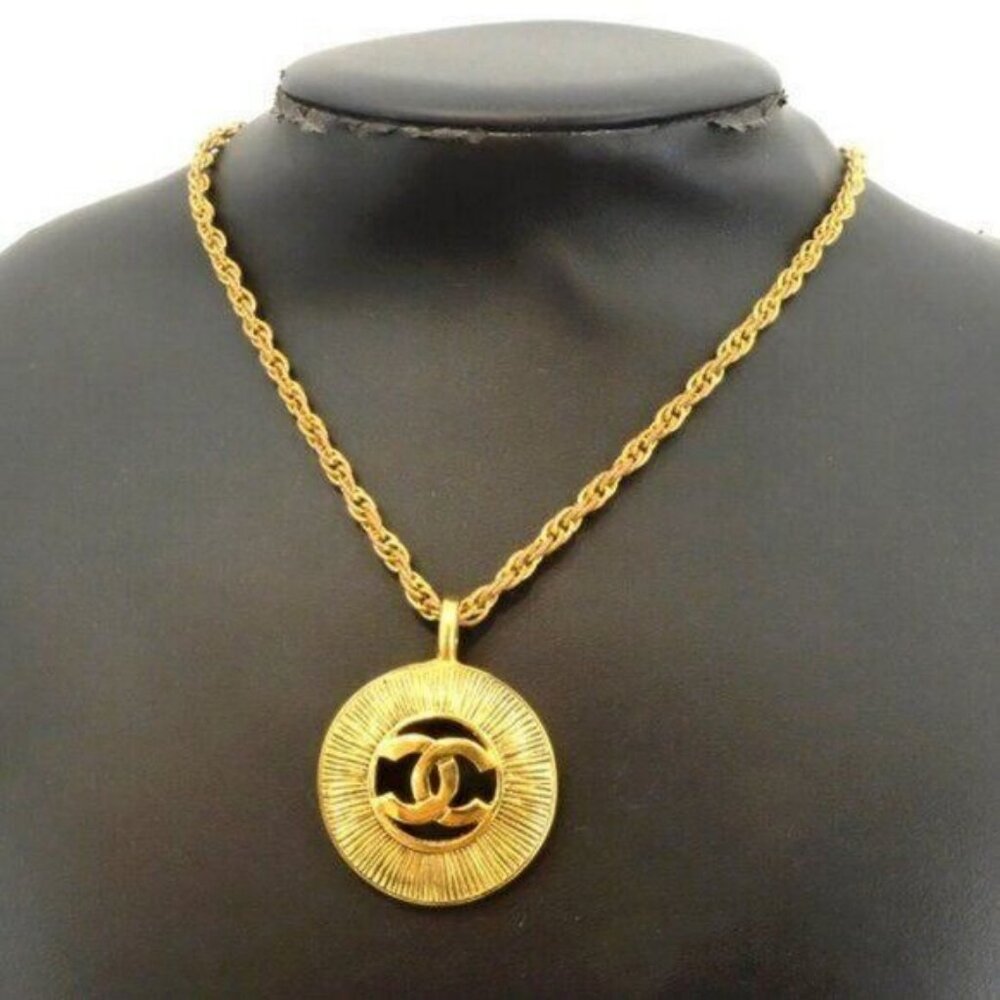 Authentic CHANEL CC Vintage 24K Gold Plated Necklace Chain Medallion Pendant